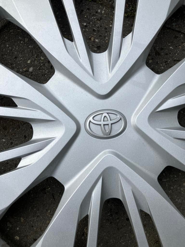Originele/nieuwstaat Toyota wieldoppen Aygo X/17 inch, Auto diversen, Wieldoppen, Ophalen of Verzenden, Zo goed als nieuw