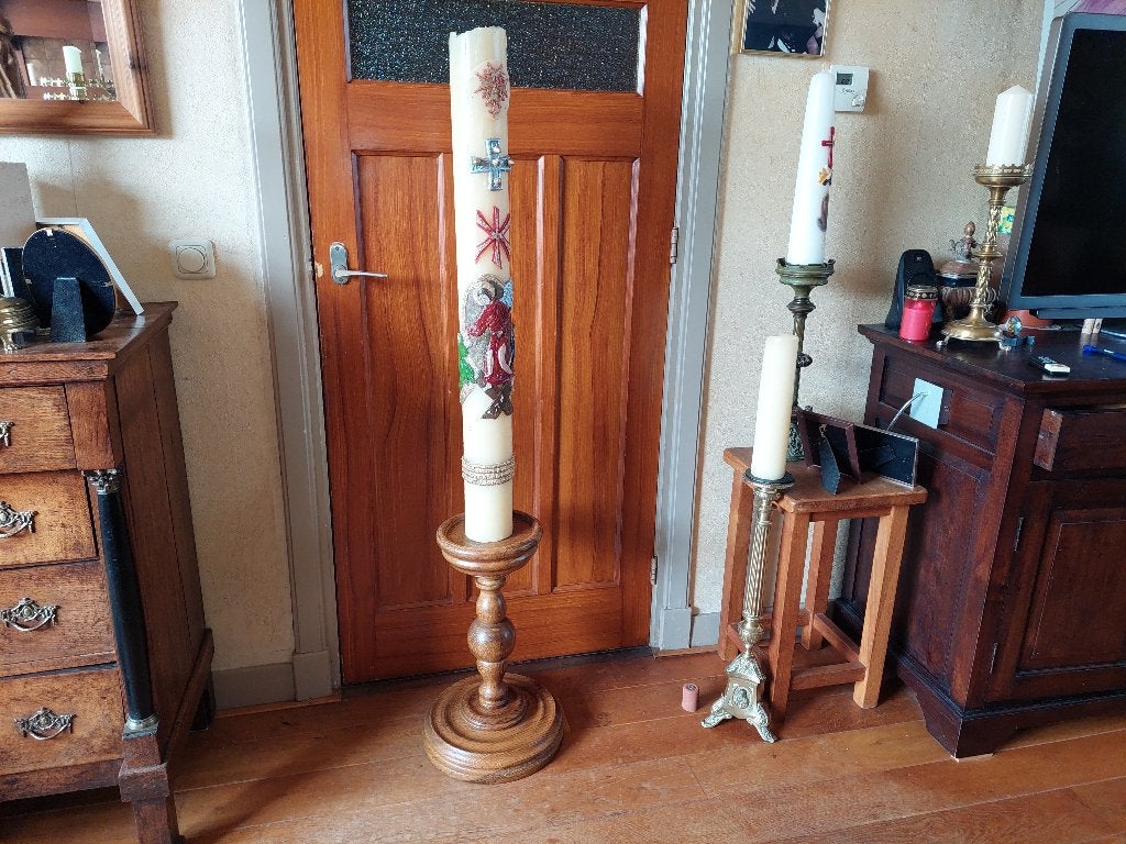 Grote kerkkaars op houten kandelaar c.q. voet / 150 cm., Ophalen, Overige materialen