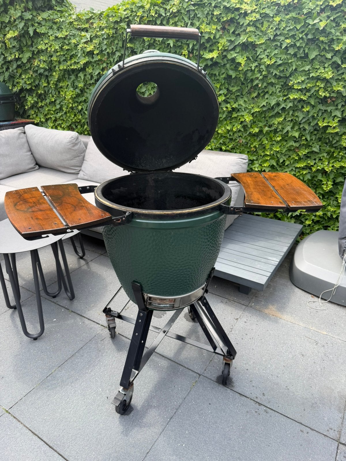 Big green egg large met zijtafels en nest, Ophalen, Zo goed als nieuw