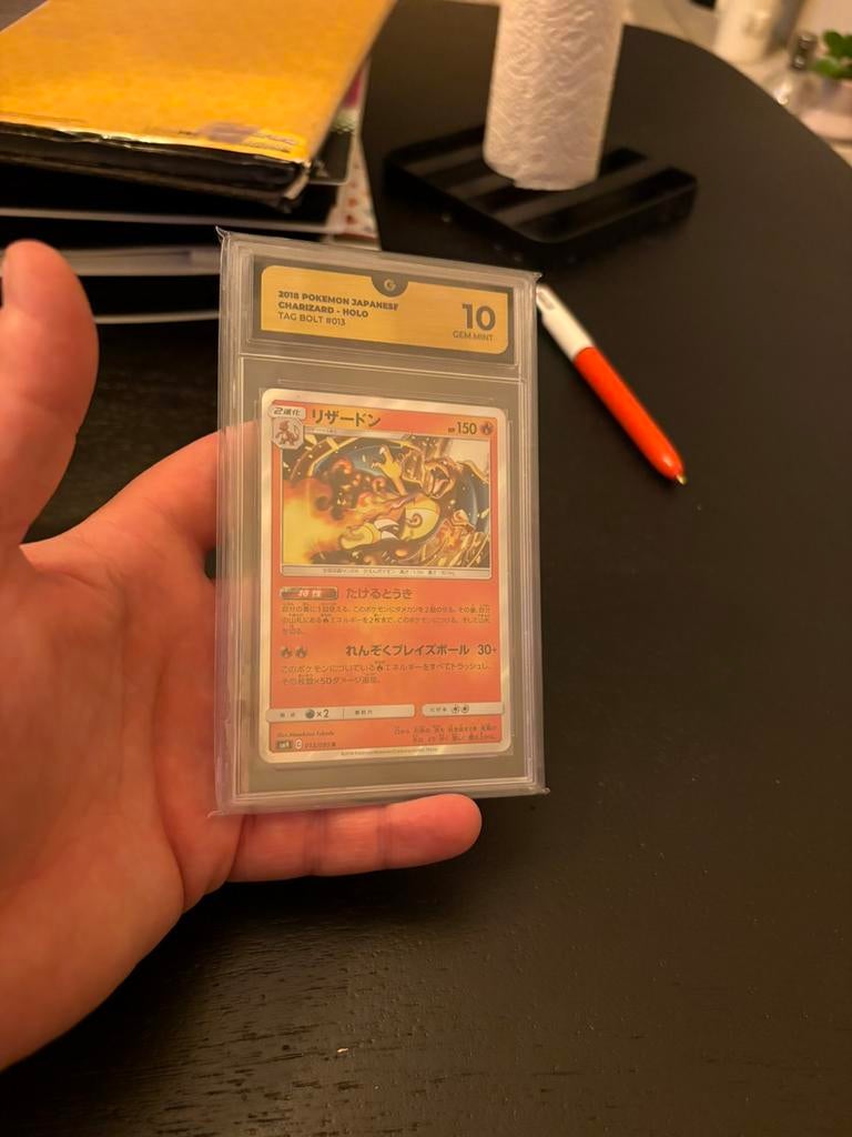 Charizard tag bolt grade 10, Ophalen of Verzenden, Zo goed als nieuw, Meerdere kaarten, Foil