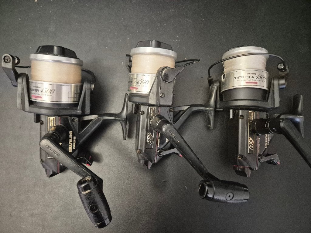 3 Shimano Baitrunners 4500 Model A + 1 reservespoel + hoezen, Watersport en Boten, Ophalen, Gebruikt, Molen