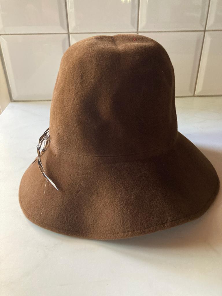 Bruine wollen hoed met veren - Vintage stijl, Ophalen of Verzenden, Gedragen, One size fits all, Hoed