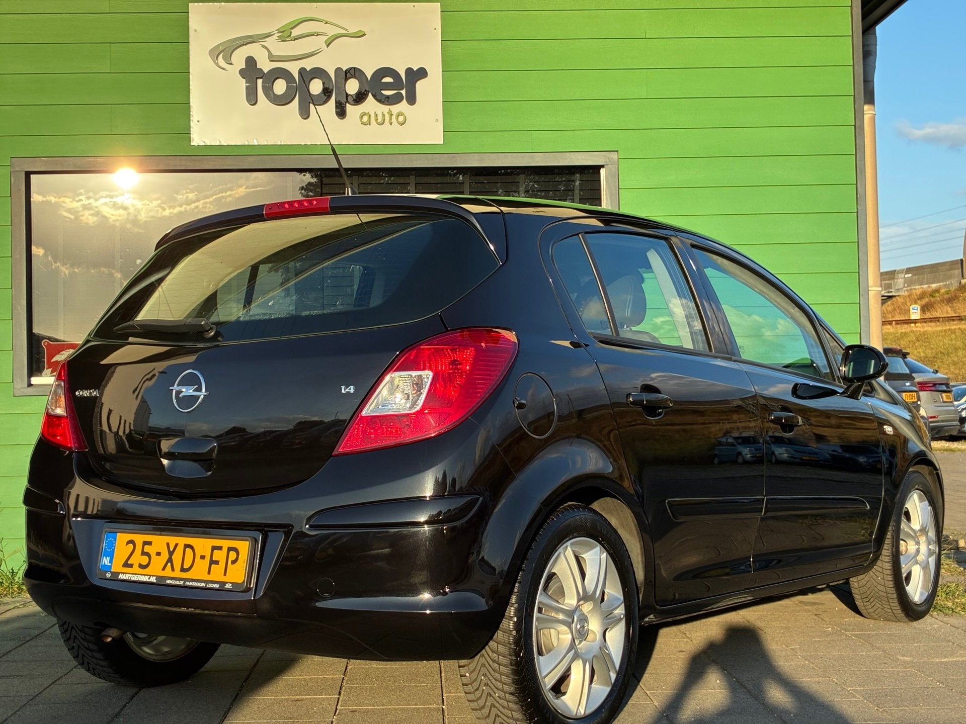 Opel Corsa 1.4-16V Cosmo|Automaat|Airco|CruiseControl|CarPla, Auto's, Opel, Gebruikt, 4 cilinders, Metallic lak, Bedrijf