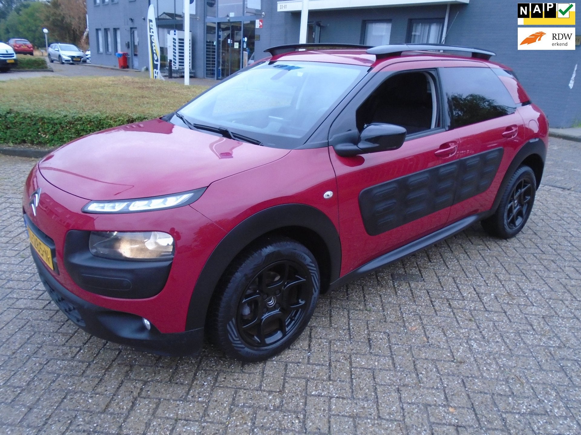 Citroen C4 Cactus 1.2 PureTech Shine Nieuwe Apk, Voorwielaandrijving, Dealer onderhouden, Stof, Gebruikt
