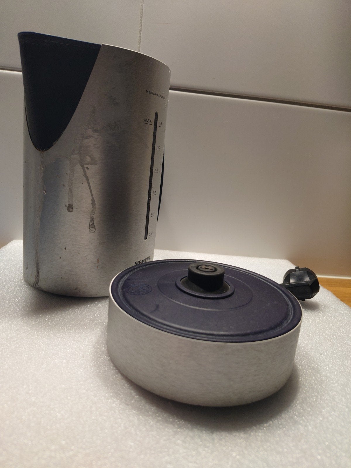 Siemens waterkoker met schade aan buitenzijde, 1 tot 2 liter, Ophalen of Verzenden, Gebruikt, Rvs