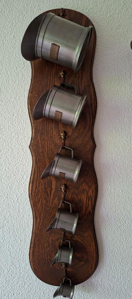 Antieke tinnen maatbekers op houten wandbord, Ophalen of Verzenden