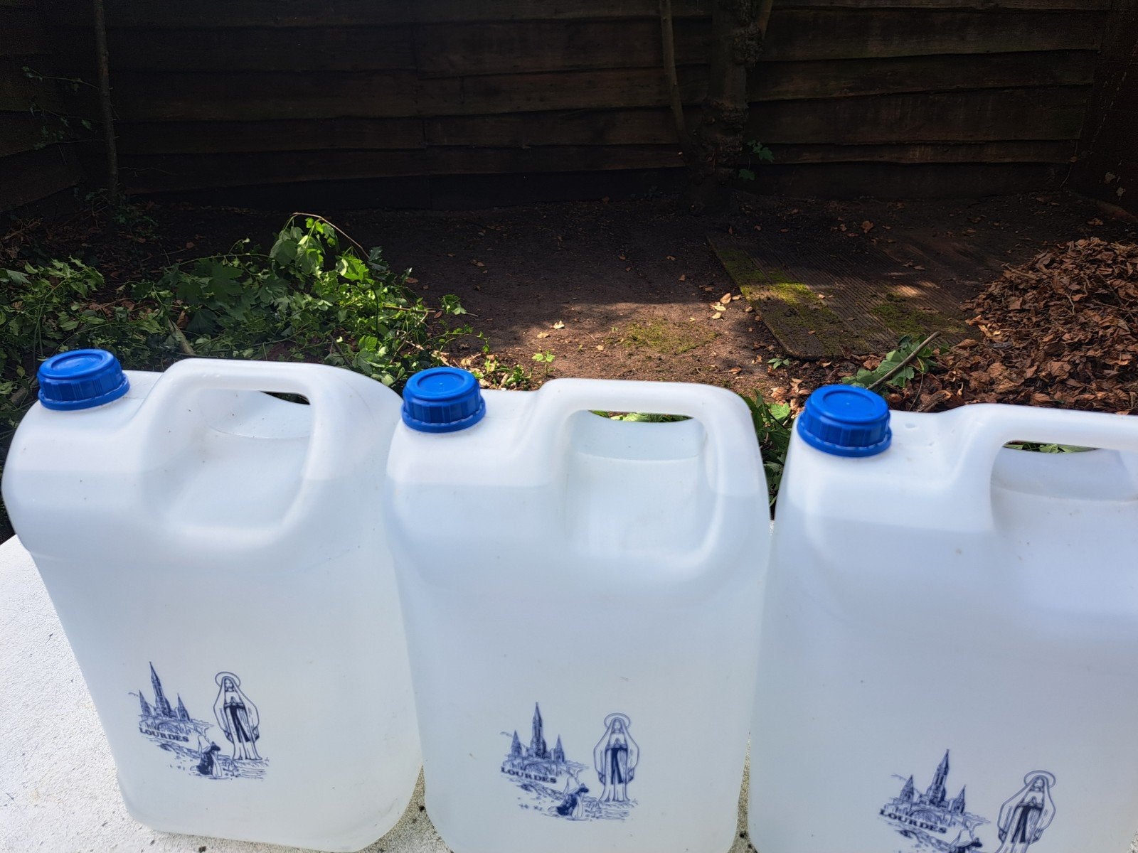 Lourdes water in gesealde jerrycan, Ophalen