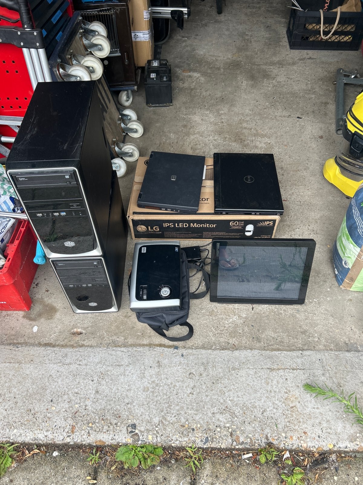 Diverse computers, monitor en beamer - Partij, Ophalen, Gebruikt, HDD, Met monitor
