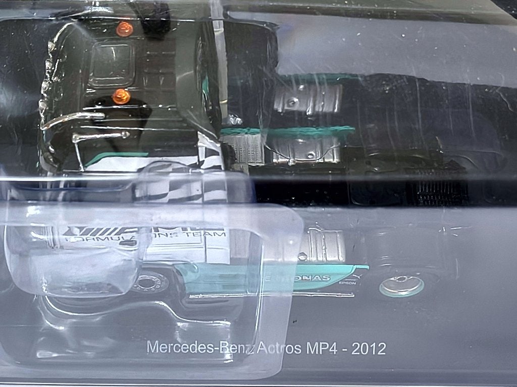 Atlas 2012 Mercedes-Benz Actros MP4 AMG Petronas, Hobby en Vrije tijd, Modelauto's | 1:43, Nieuw, Bus of Vrachtwagen, Overige merken