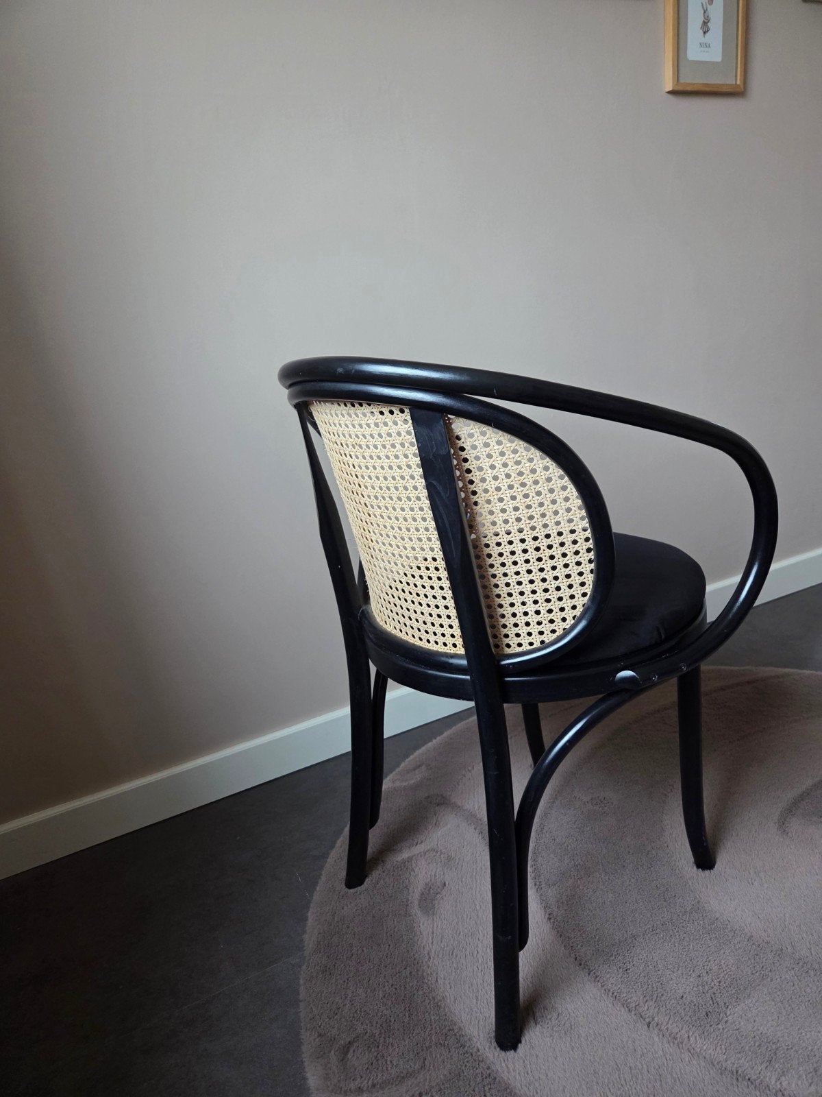 Thonet style stoel met webbing en zwart fluwelen zitting, Hout, Gebruikt, Zwart, Ophalen of Verzenden