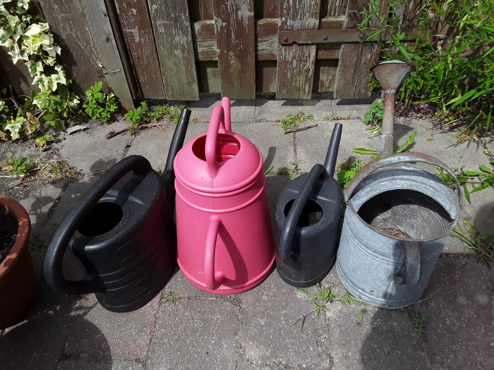 Diverse gieters: kunststof en metaal, Ophalen, Gebruikt, Kunststof