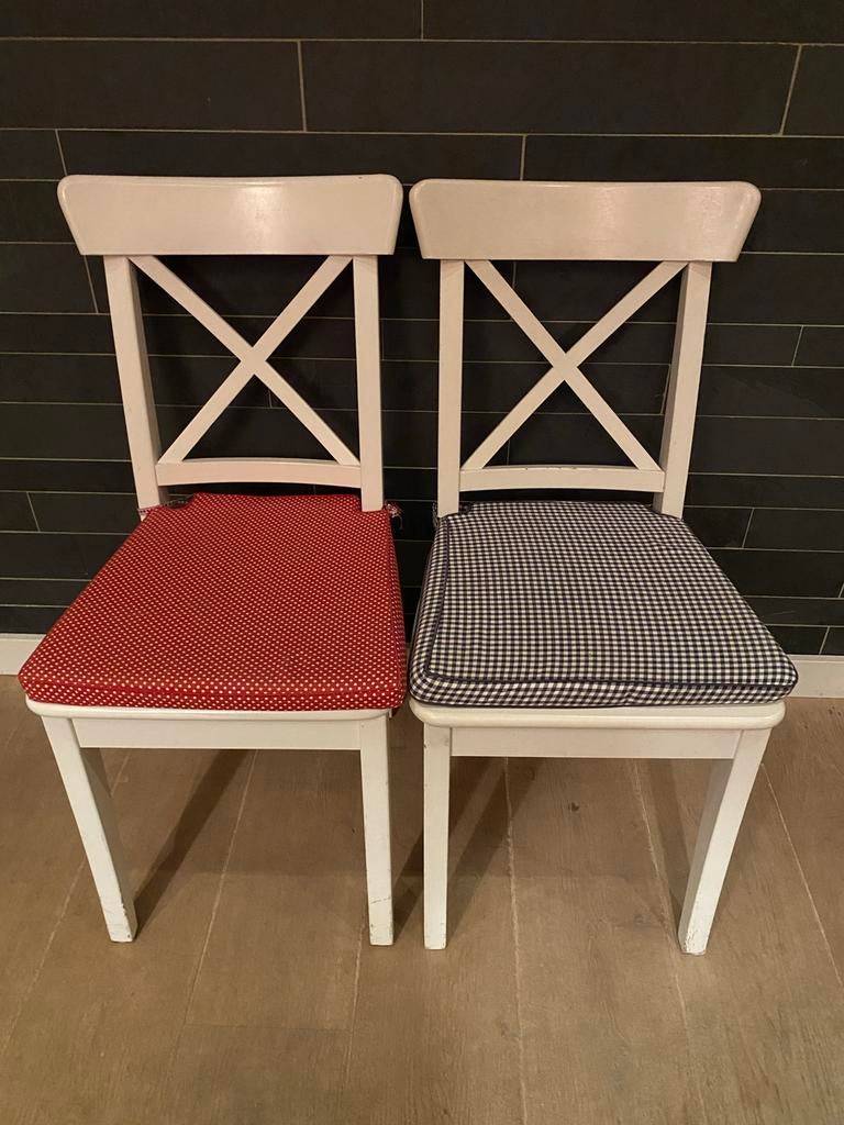 Twee witte IKEA Ingolf stoelen met zitkussens, Huis en Inrichting, Stoelen, Ophalen, Gebruikt, Twee, Wit