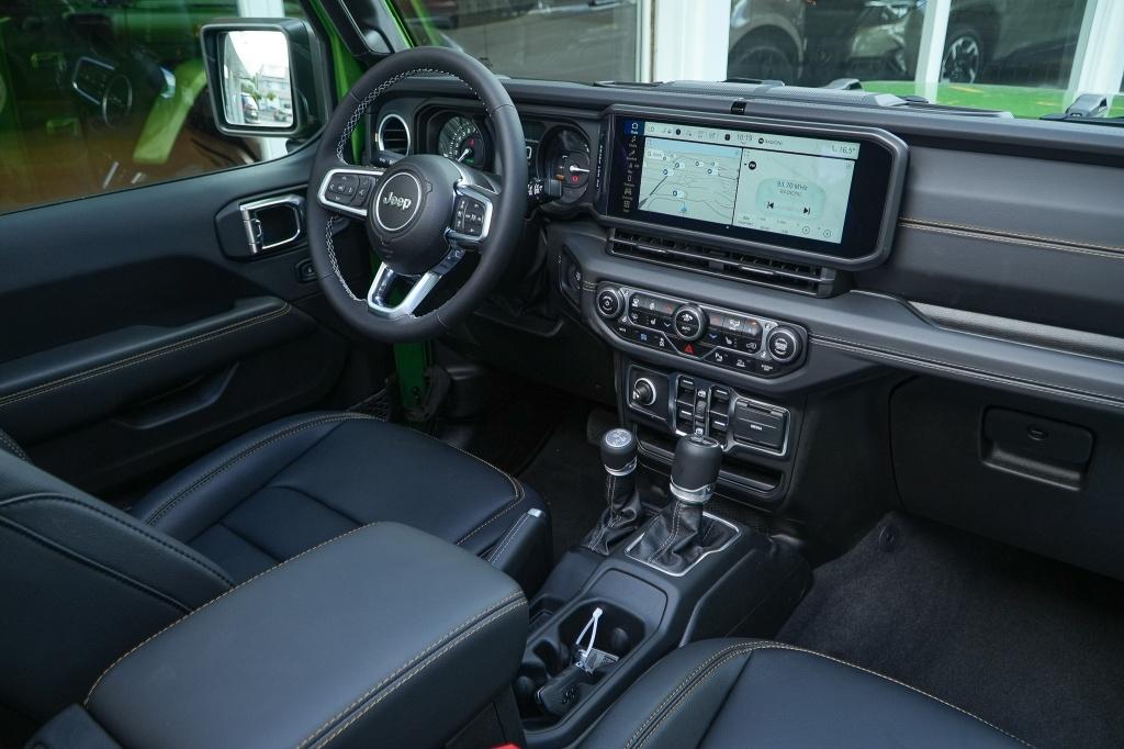Jeep Wrangler Unlimited 4xe 380 Sahara Sky-one I 4 jaar gara, Auto's, Jeep, Automaat, Zwart, 4 cilinders, Cabriolet