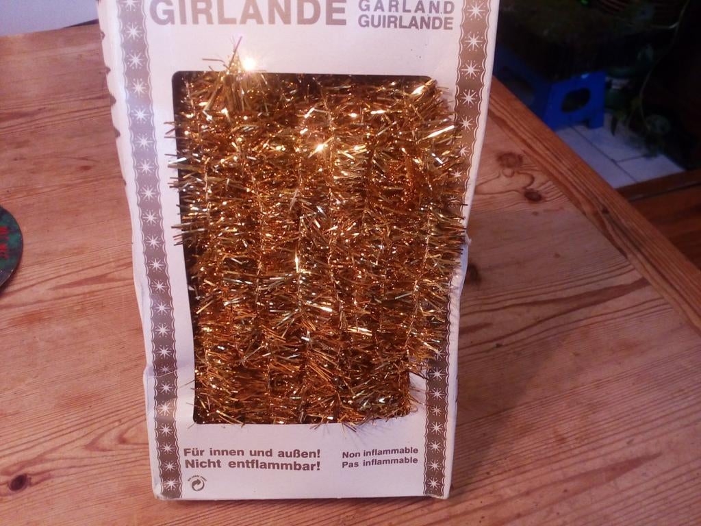 Goud kleurige fijne kerst slinger en zilveren strikken, Diversen, Ophalen