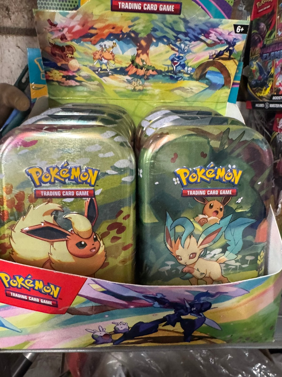 Scarlet & Violet Prismatic Evolutions Mini Tin., Hobby en Vrije tijd, Verzamelkaartspellen | Pokémon, Ophalen of Verzenden, Zo goed als nieuw
