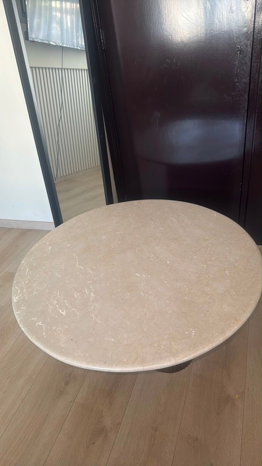 Ronde salontafel met marmeren blad en houten poten, Overige materialen, Gebruikt, Rond, 5 – 50