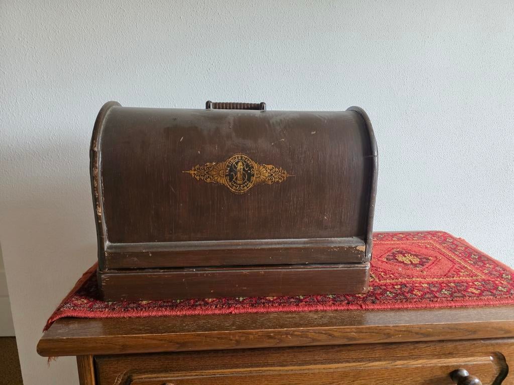 Antieke Singer handnaaimachine uit 1920 met houten kap, Ophalen