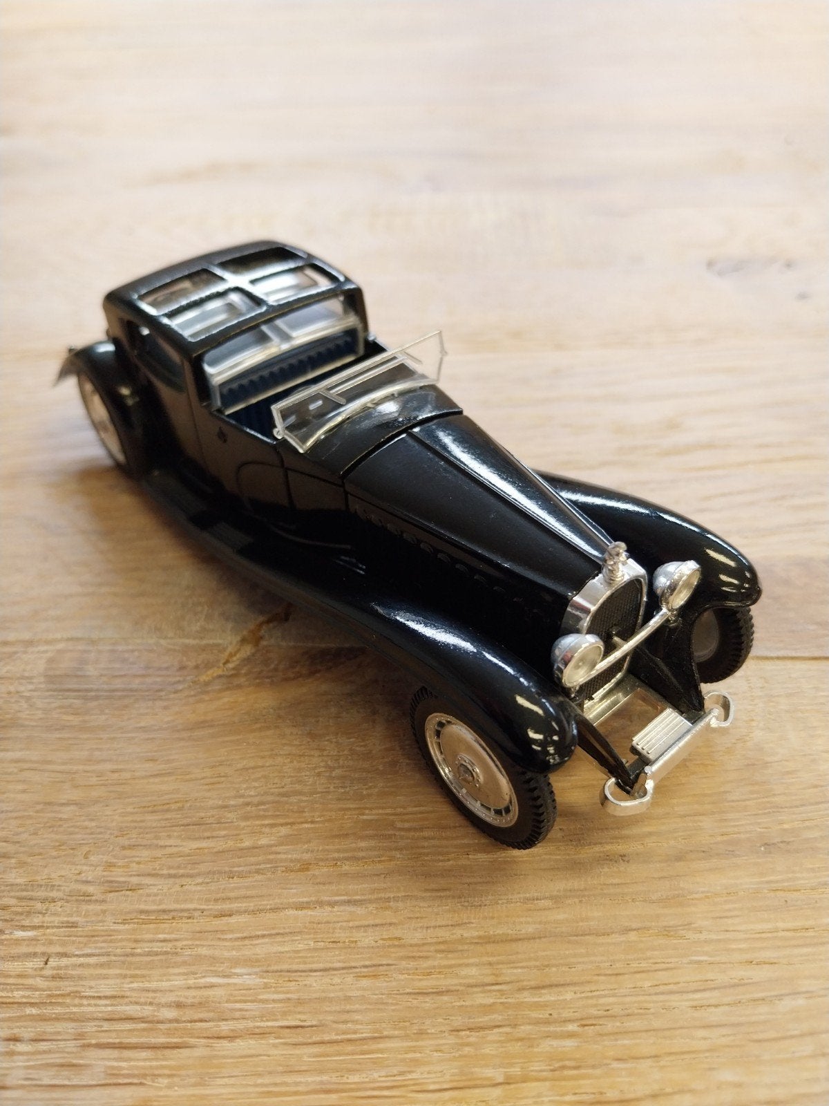 Modelauto Bugatti - Zwart, Klassiek Design, Hobby en Vrije tijd, Modelauto's | 1:43, Ophalen of Verzenden, Nieuw, Auto, Overige merken