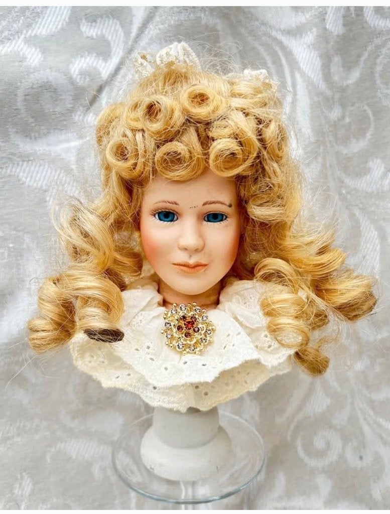 Meisjes poppenhoofd met pijpenkrullen op standaard 20 cm, Ophalen of Verzenden, Zo goed als nieuw, X, Pop