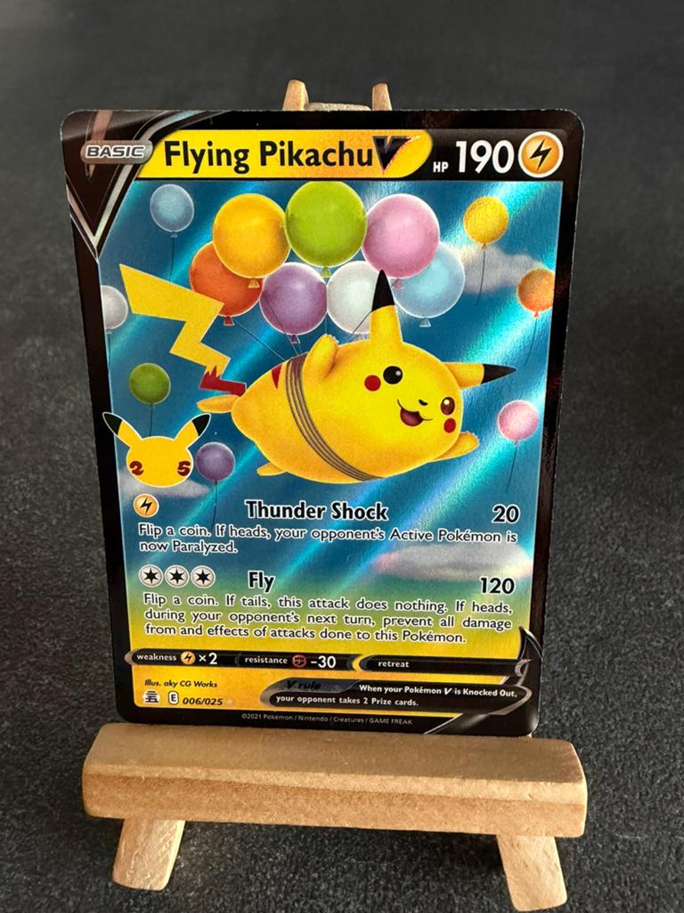 Flying Pikachu V 006/025 Pokémon Celebrations, Ophalen of Verzenden, Zo goed als nieuw
