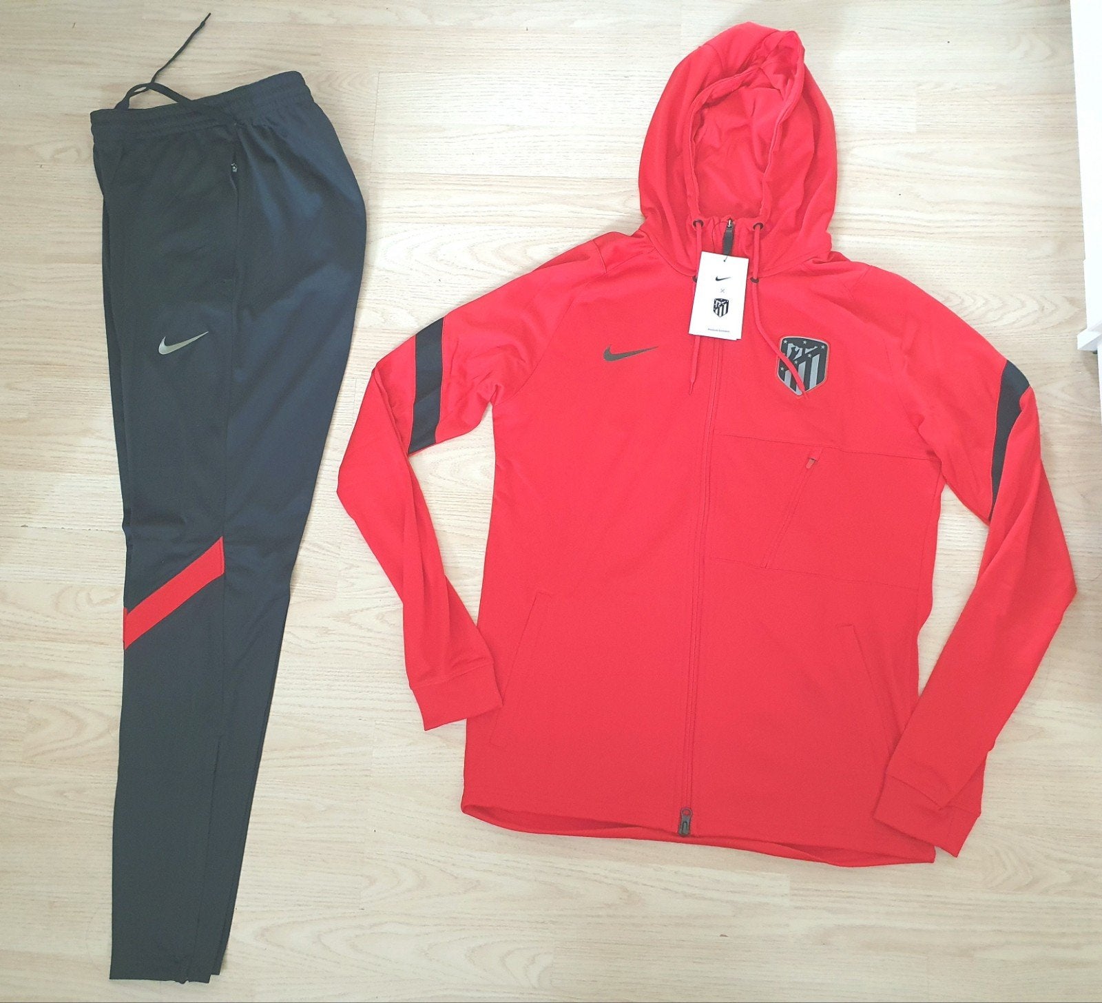 Nike dry fit trainingspak - Maat M Rood groen, Maat 48/50 (M), Nike, Nieuw, Ophalen of Verzenden