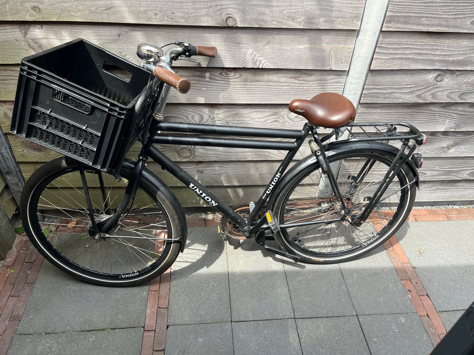 Union herenfiets - Zwart met krat, Fietsen en Brommers, Fietsen | Heren | Herenfietsen, Terugtraprem, Gebruikt, Versnellingen
