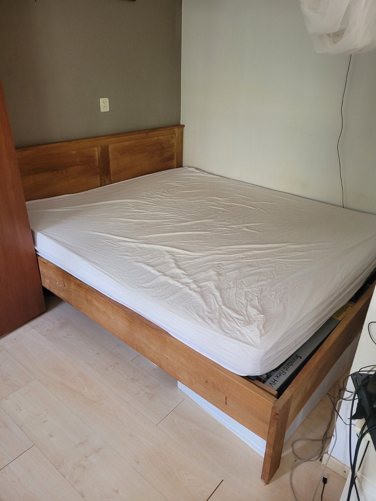 Stevig tweepersoonsbed van *meranti* hout met lattenbodems, Ophalen, Tweepersoons, 180 cm, 200 cm