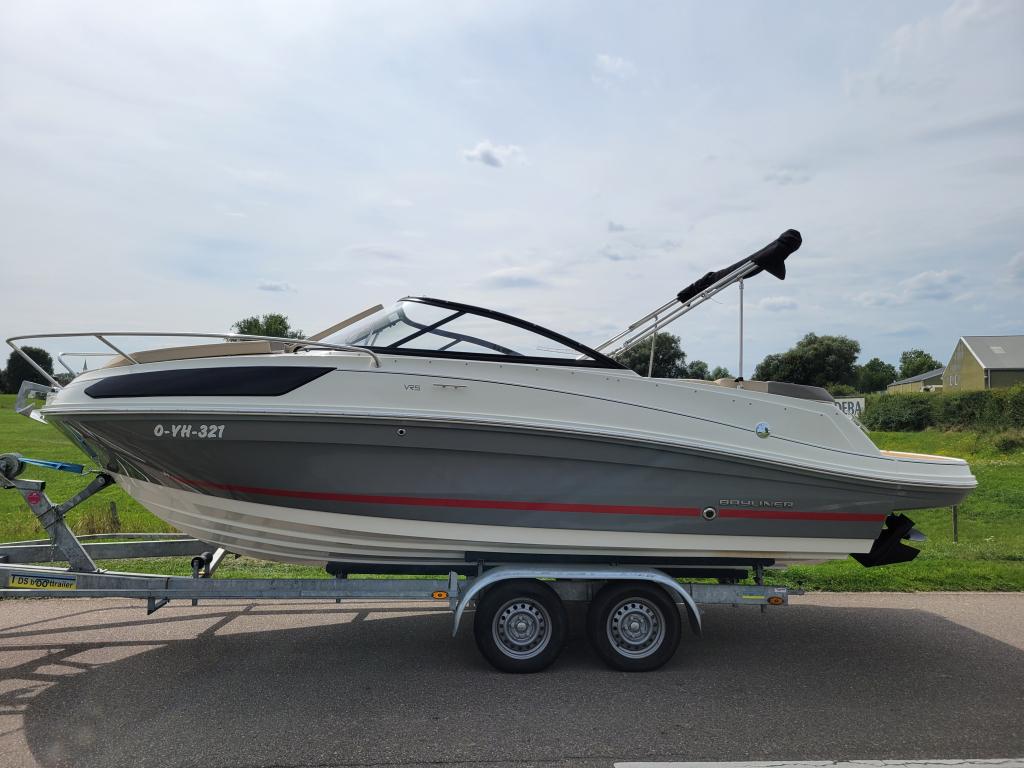 Bayliner VR5 CUDDY (bj 2022), Watersport en Boten, Speedboten, Gebruikt, Benzine, 200 pk of meer, Polyester