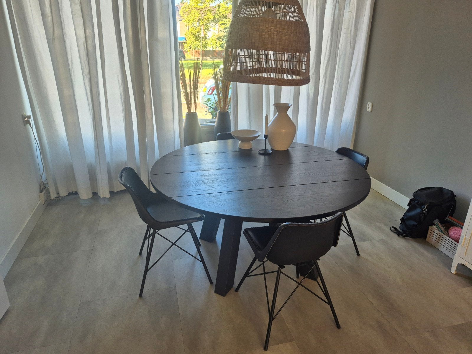Stijlvolle ronde eettafel met 4 stoelen