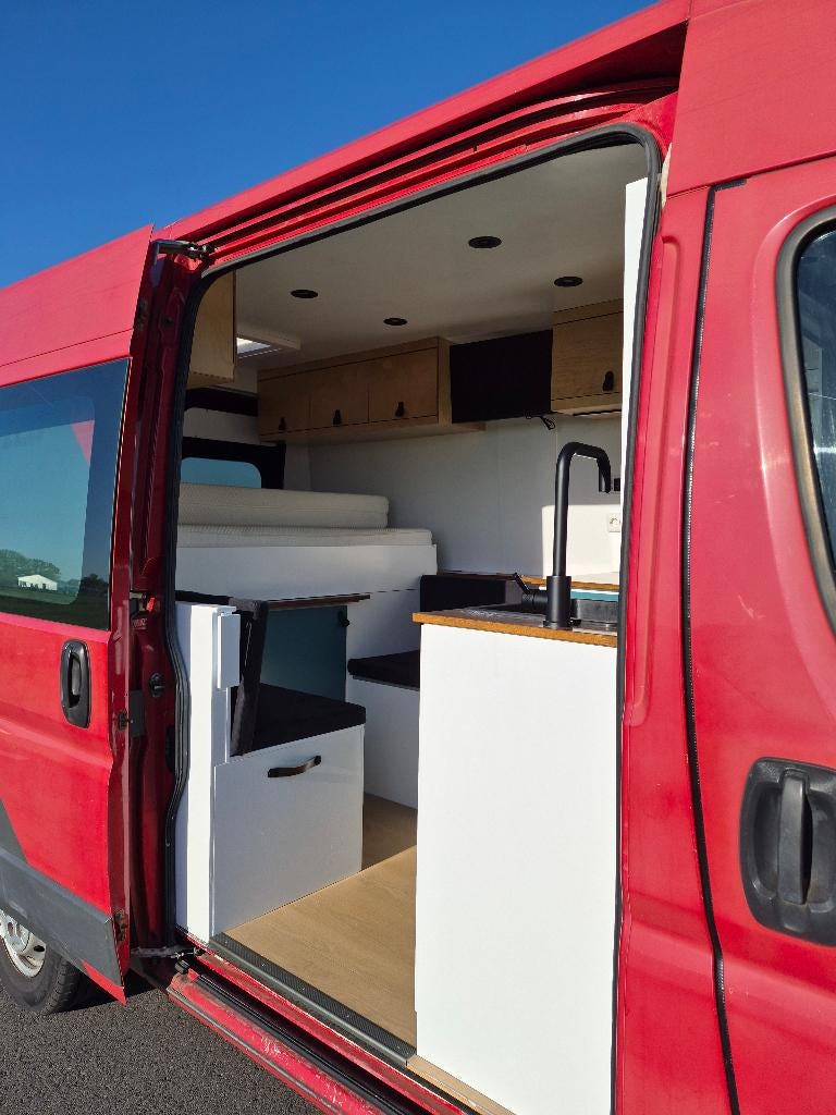 Moderne Off-Grid Zelfbouw Camper (Fiat Ducato 2.3L Euro 5), Chemisch toilet, Buscamper of Camperbus, Fiat, Afzuigkap