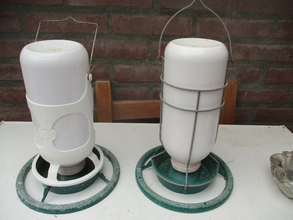2 waterflessen, Ophalen, Zo goed als nieuw, Kooi-accessoires