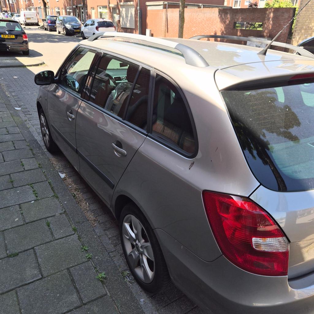 Skoda Fabia 1.6 16V 77KW Combi 2008 Beige, Voorwielaandrijving, 450 kg, 4 cilinders, Handgeschakeld