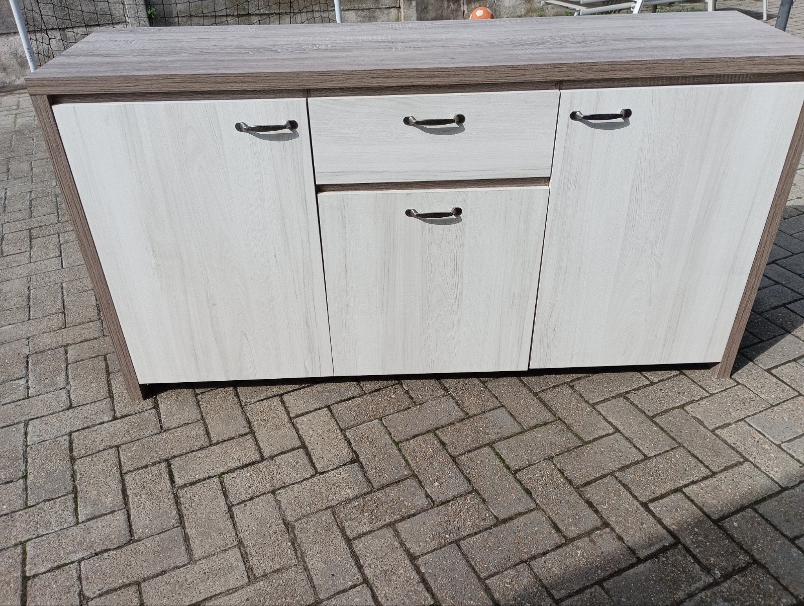 Houten dressoir met witte deurtjes en metalen handgrepen, Gebruikt, 150 tot 200 cm, 25 tot 50 cm, Met deur(en)