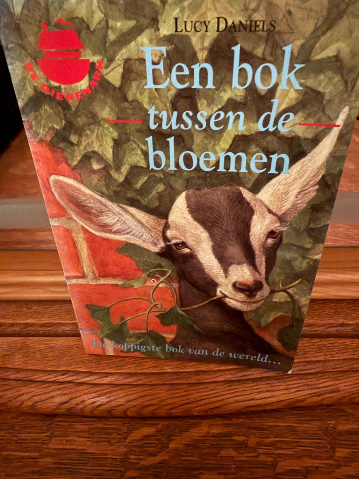Een bok tussen de bloemen - Lucy Daniels (Kinderboek), Ophalen of Verzenden, Zo goed als nieuw, Fictie