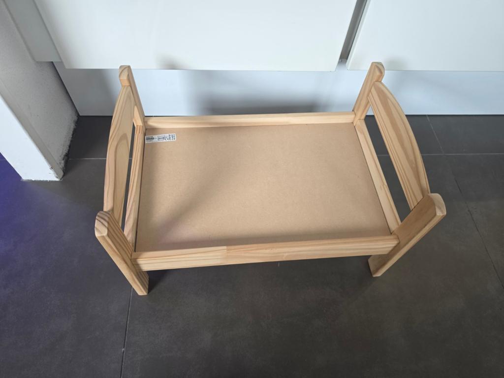 IKEA Poppenbedje van hout met geruit dekentje, Kinderen en Baby's, Speelgoed | Poppen, Ophalen of Verzenden, Gebruikt, Overige typen