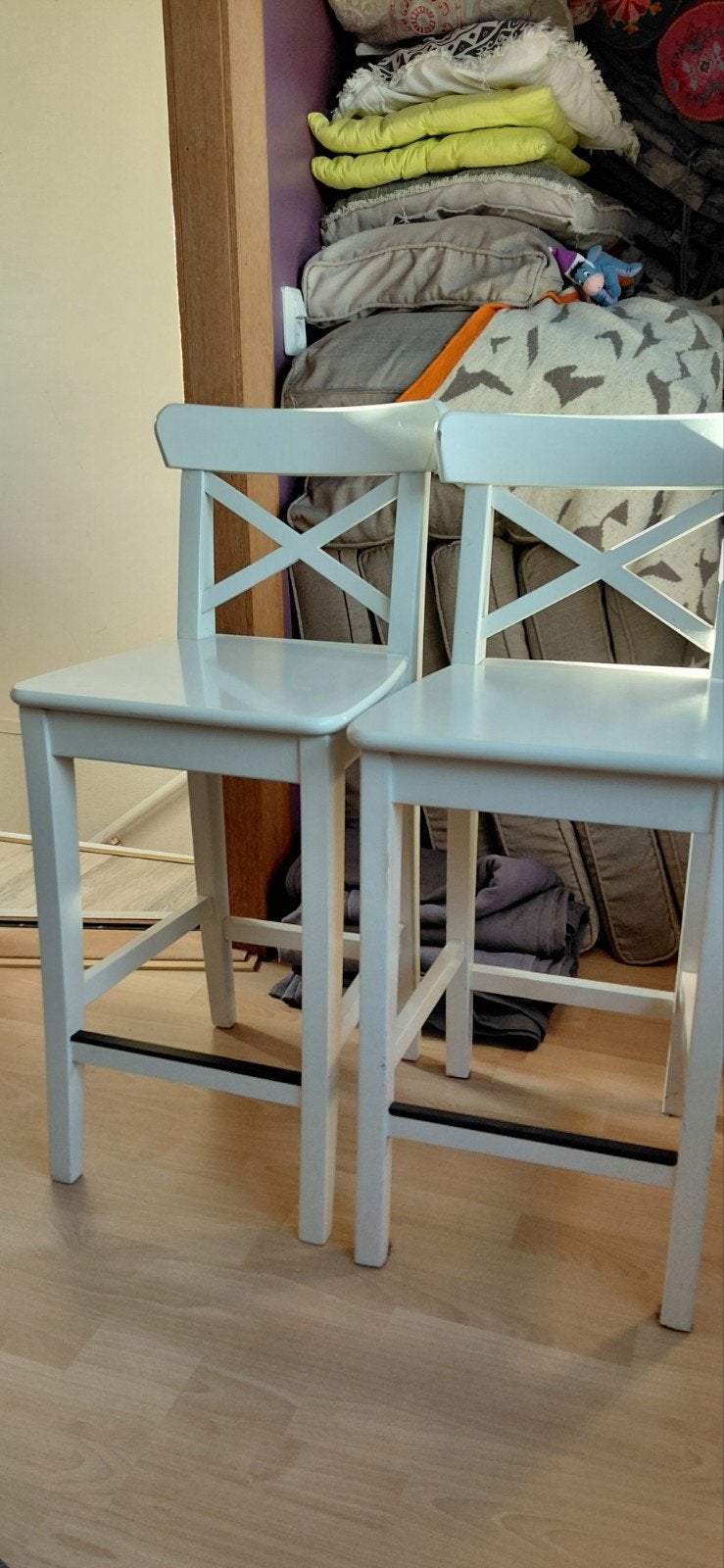 2 witte IKEA barstoelen met gebruikerssporen, Huis en Inrichting, Gebruikt, Met voetsteun, 60 tot 90 cm, Ophalen of Verzenden