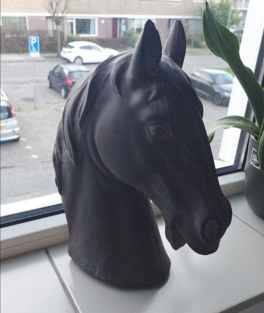 Zwart paardenhoofd beeld - Decoratief sculptuur, Antiek en Kunst, Kunst | Beelden en Houtsnijwerken, Ophalen, Overige onderwerpen