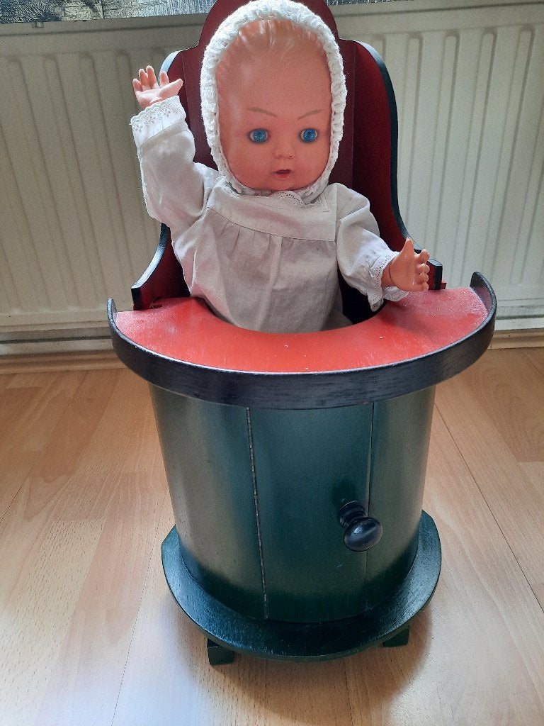 Vintage babypop in houten kinderstoel, Verzamelen, Ophalen, Gebruikt, Babypop