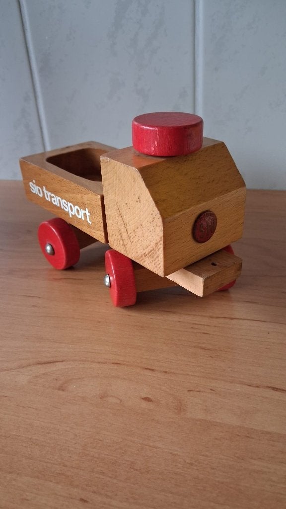 Houten vrachtwagen - Sio transport - 1732 - zgan, Ophalen of Verzenden, Zo goed als nieuw, Duw- of Trekspeelgoed
