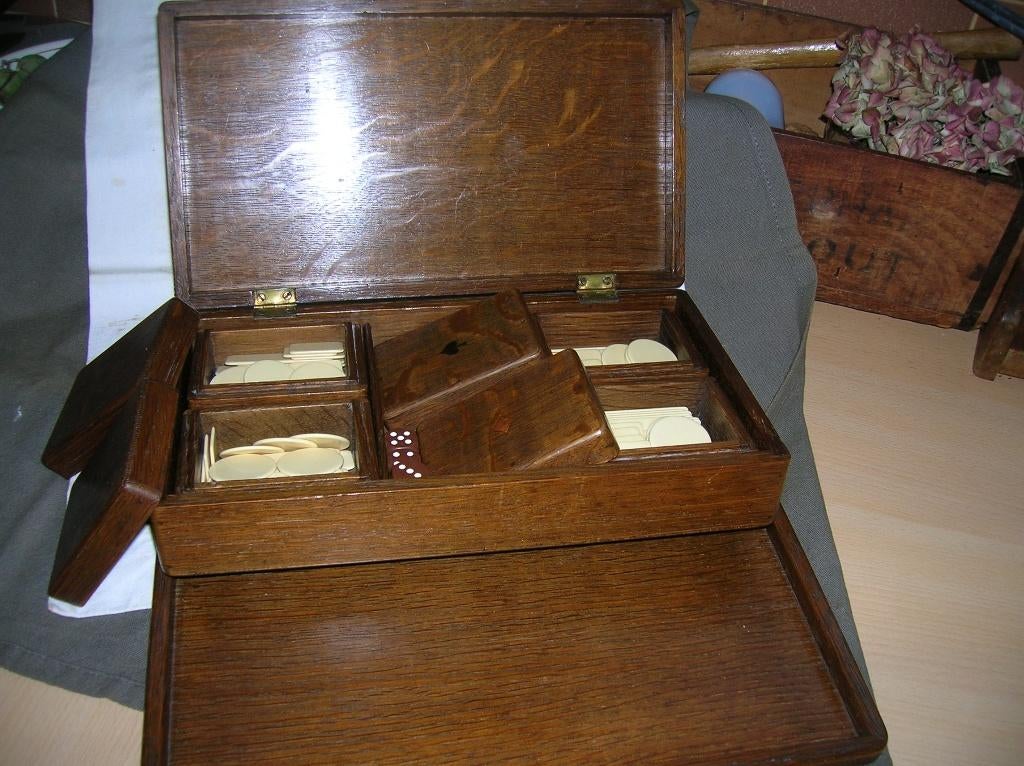 oude houten doos met fiches incl. dobbelblad / poker ?, Antiek en Kunst, Ophalen of Verzenden