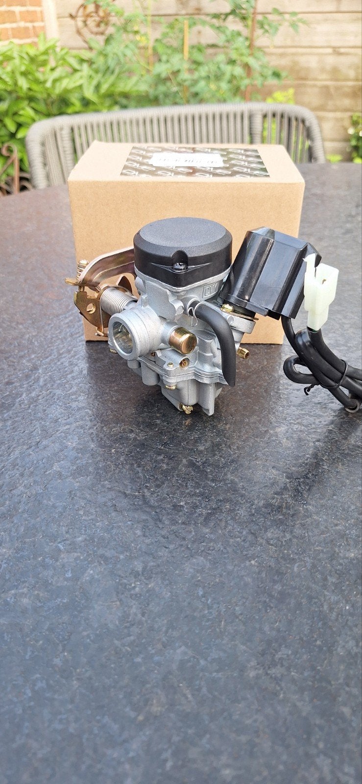 Splinter nieuwe carburateur en fles motor olie., Ophalen of Verzenden, Nieuw, Carburateur, Overige merken