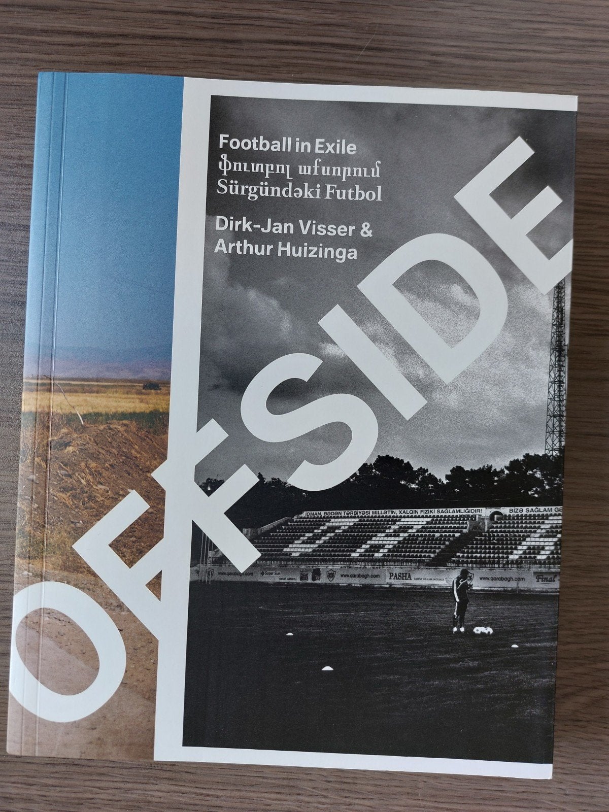 OFFSIDE: Football in Exile - Dirk-Jan Visser & Arthur H., Ophalen of Verzenden, Zo goed als nieuw, Balsport, Dirk-Jan Visser & Arthur Huizinga