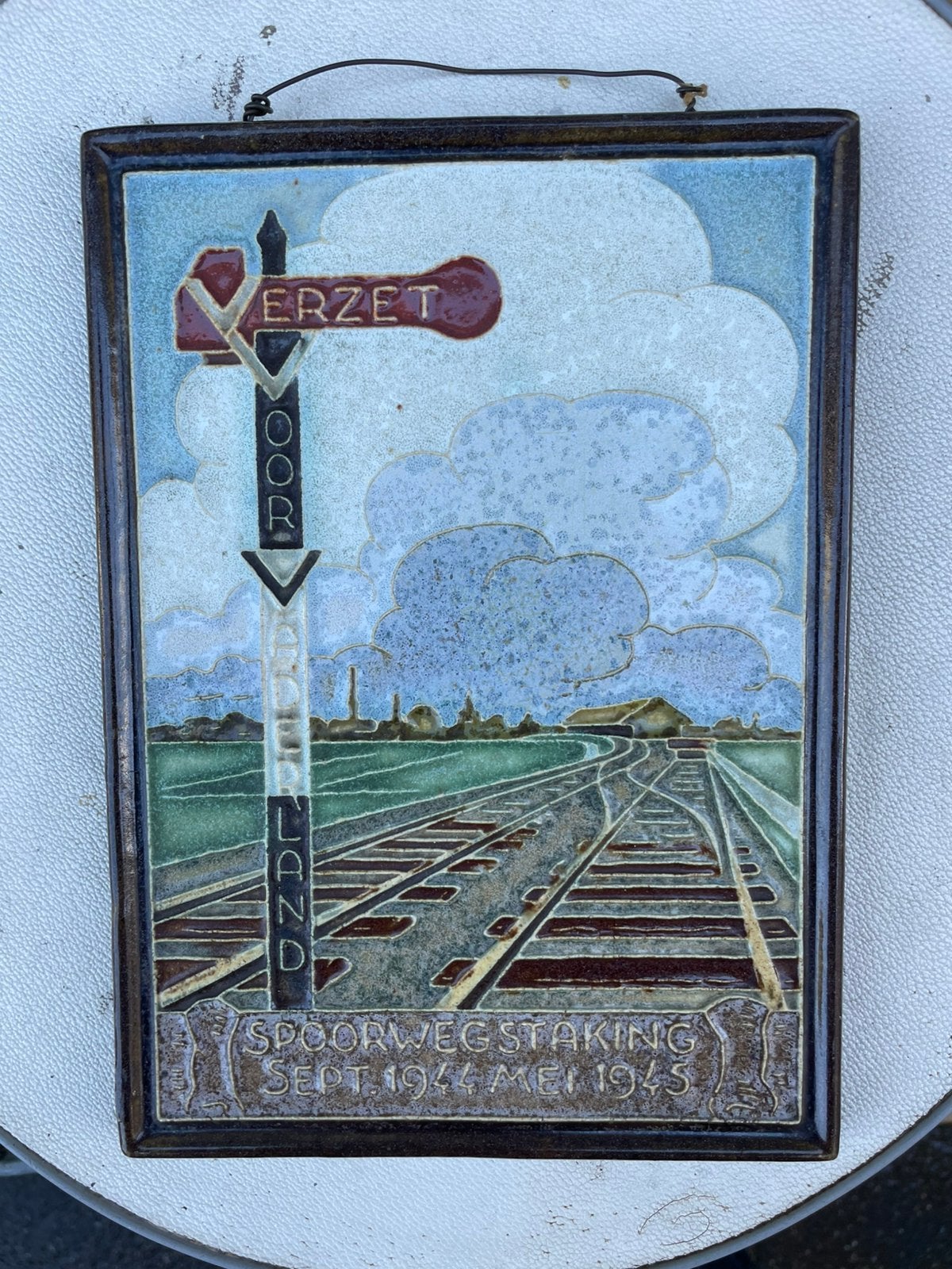 Originele Cloissone Tegel “spoorwegstaking “ 1945, Ophalen of Verzenden