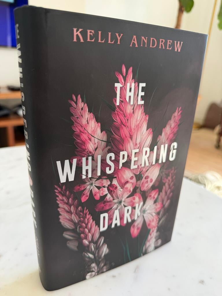 The Whispering Dark - Kelly Andrew (Gesigneerd), Ophalen of Verzenden, Nieuw, Amerika