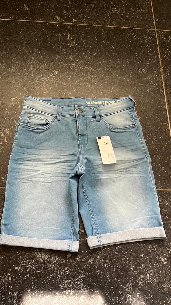 Nieuwe lichtblauwe Hema shorts jongen maat 146/152, Ophalen of Verzenden, Nieuw, Jongen, Broek