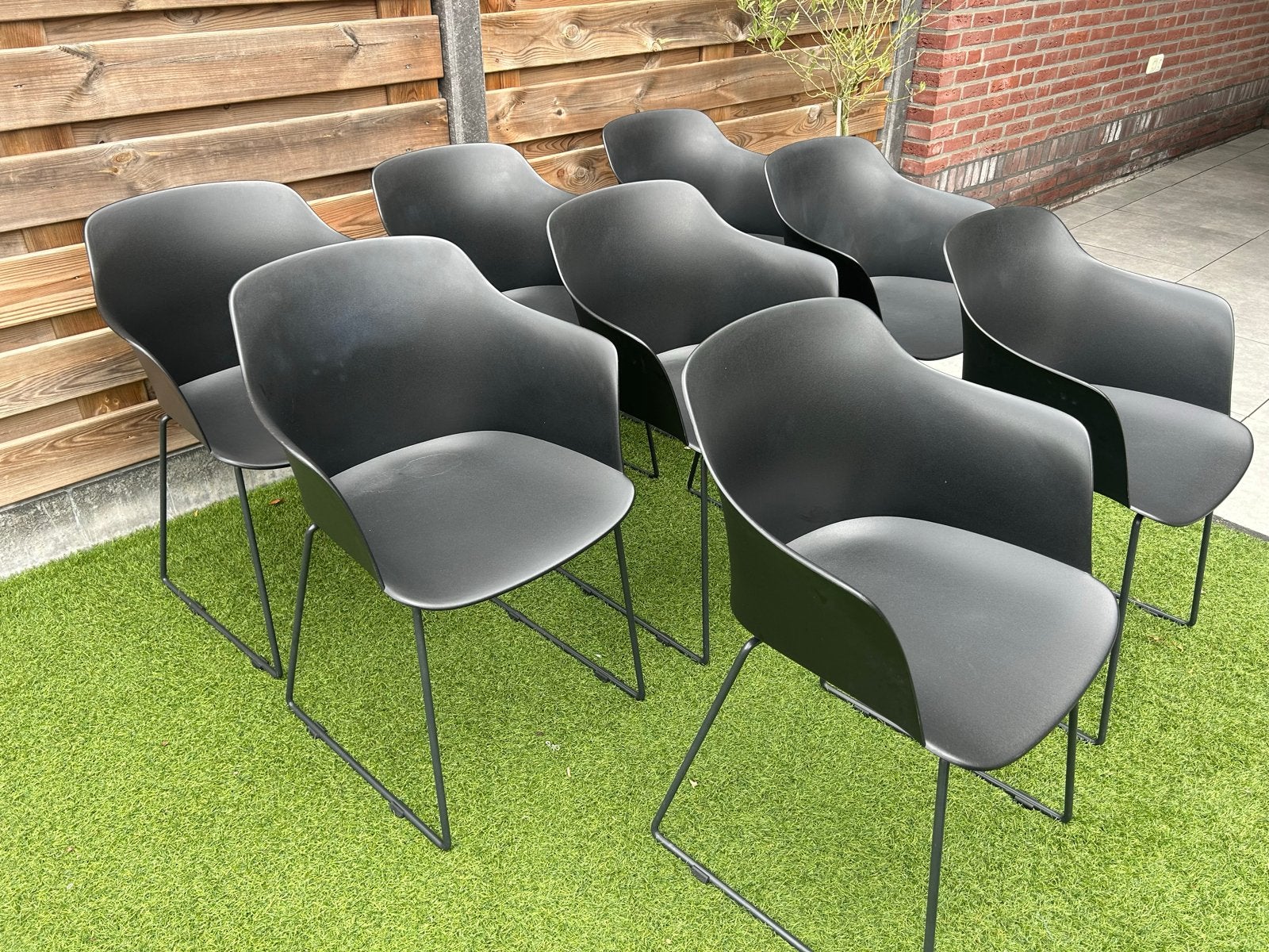 Set van 8 moderne zwarte stoelen met metalen onderstel, Tuin en Terras, Ophalen, Gebruikt, Kunststof
