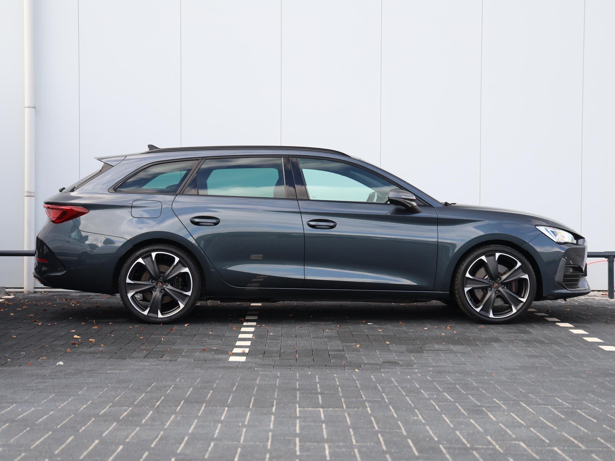 CUPRA Leon Sportstourer 1.4 e-Hybrid VZ Business 245 pk | Dy, Auto's, Stof, Gebruikt, 4 cilinders, Leon
