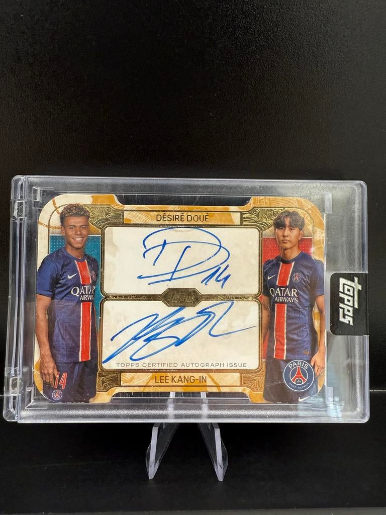 Désiré Doué / Lee Kang-In Dual Auto /10 Topps PSG Exhibition, Ophalen of Verzenden, Nieuw, Buitenlandse clubs, Spelerskaart