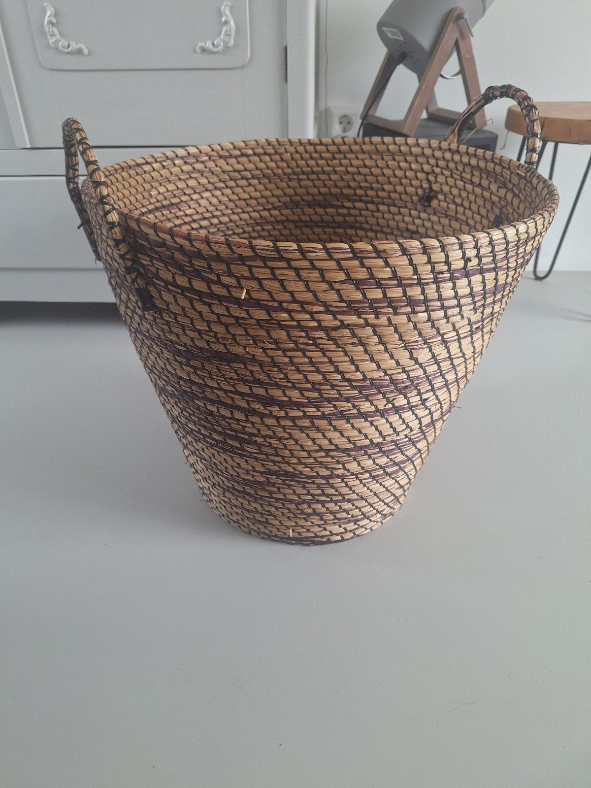 Decoratieve rieten mand met handvat (defect), Huis en Inrichting, Woonaccessoires | Schalen en Manden, Ophalen, Gebruikt, Mand