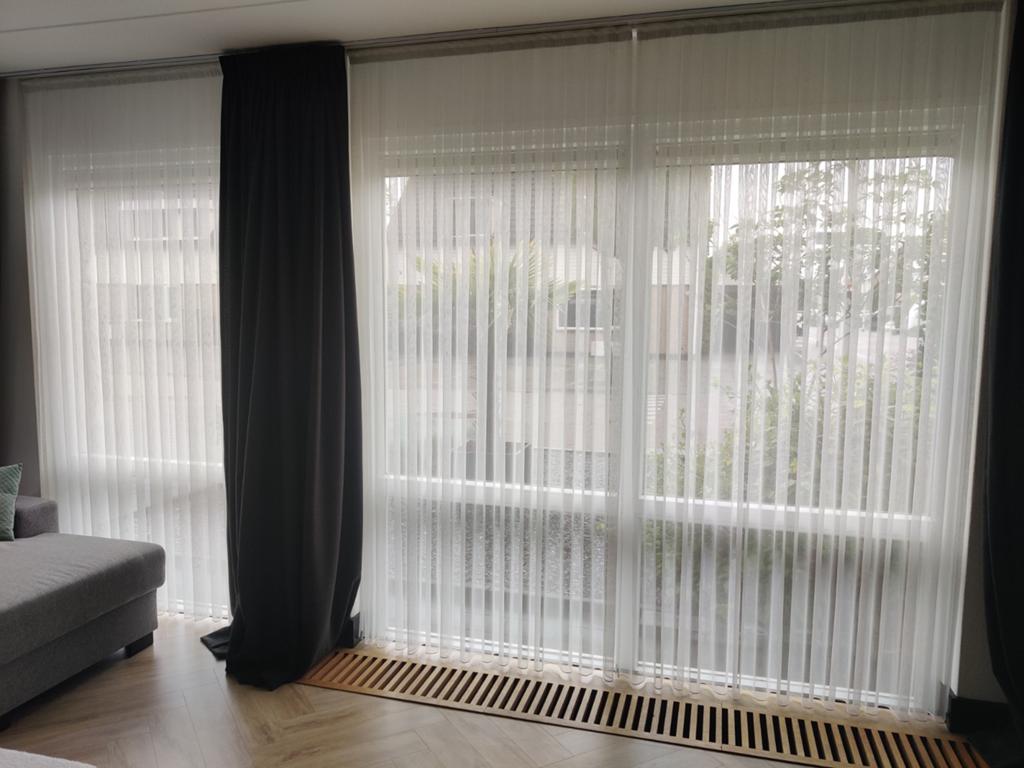 Witte glasgordijnen + gordijnrails, Huis en Inrichting, Gebruikt, 200 cm of meer, Wit, Ophalen of Verzenden